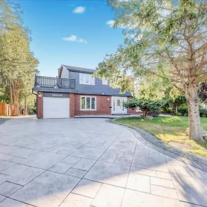  Holiday home Stunning 7 Bedroom Rougeview With 2 Kitchens, 5 Bathrooms, Amazing Backyard & 8-car Parking