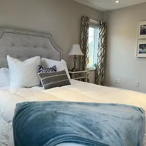  Holiday home Immaculate Executive Townhouse 3br&3ba At Lawrence Park